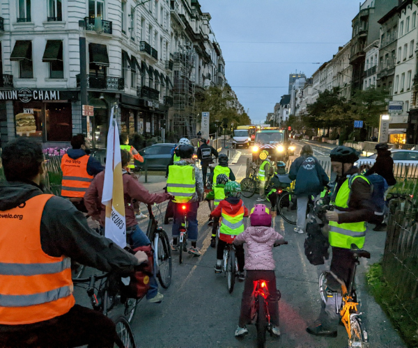 Vendredi 21 octobre, près de 400 parents et enfants se mobilisent devant 8 écoles à Bruxelles pour demander plus de rues scolaires.